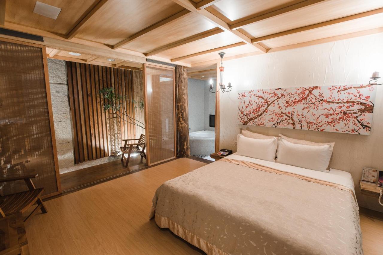 Motel Stars Taichung Exterior foto